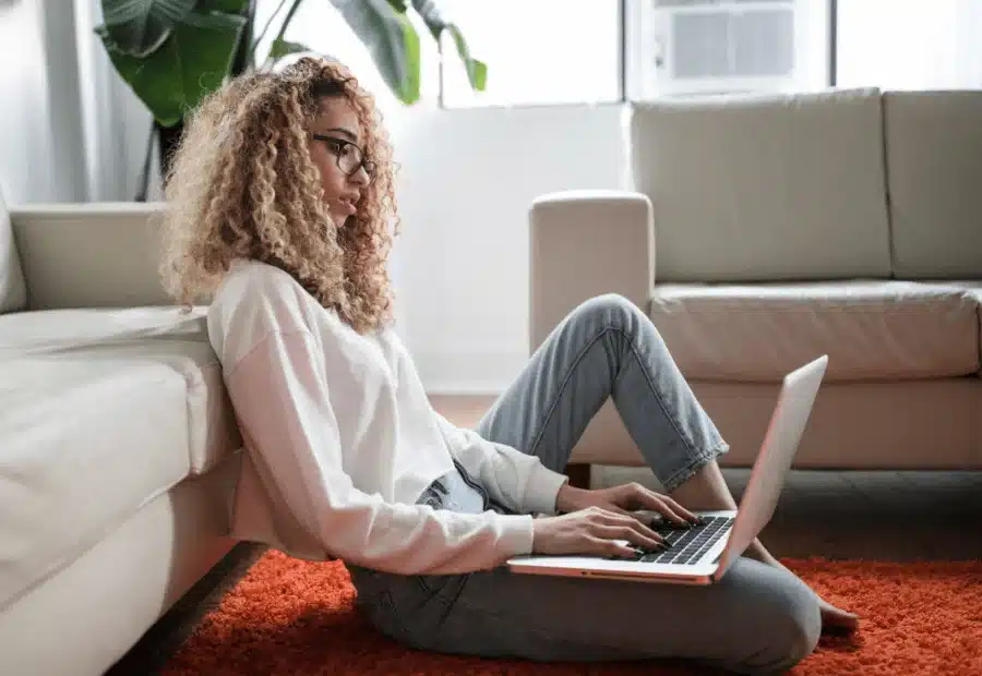 alumna estudiando en cursos de portugués online